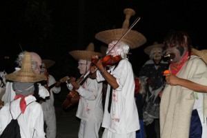 Huehuenton (Chota Xo'o in Mazatec) going from house to house in Huautla